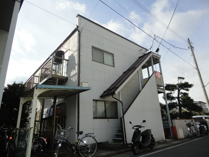 松本市女鳥羽のアパートの建物外観