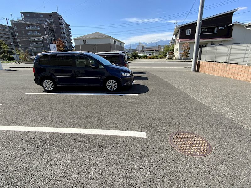 【松本市出川町のアパートの駐車場】