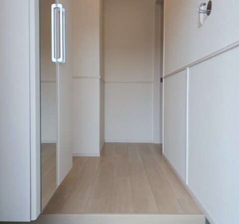 玄関　玄関には姿見付きで外出前にチェックできます☆