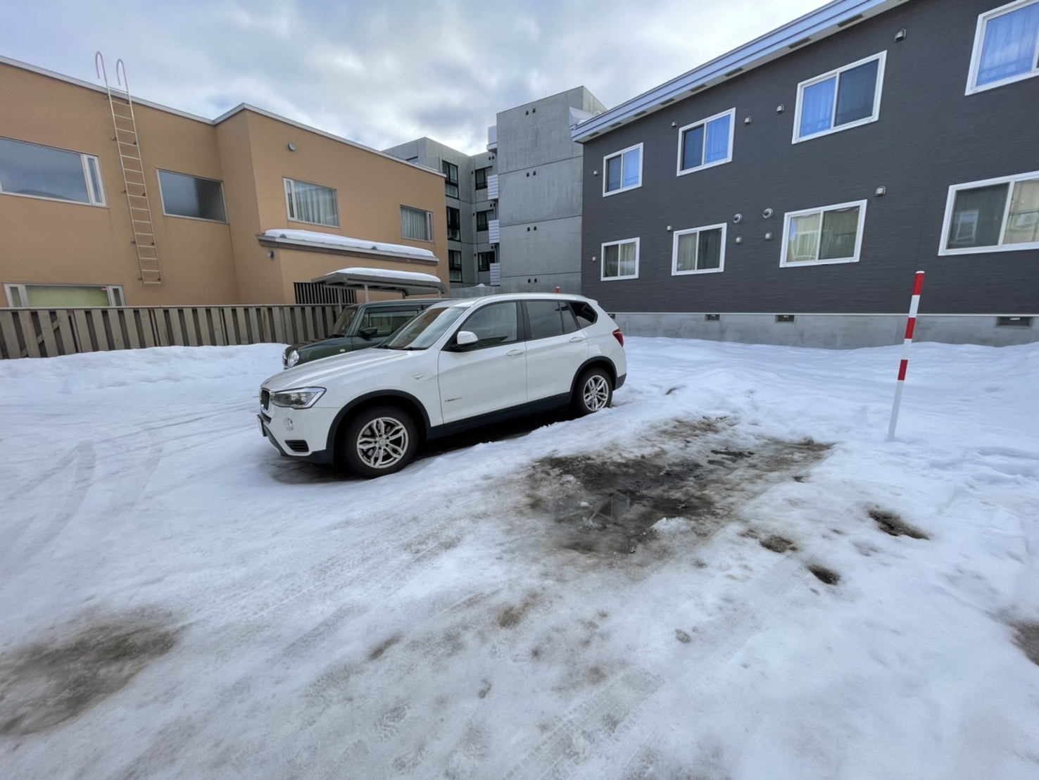 【札幌市西区琴似四条のアパートの駐車場】