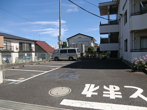 【平和マンションの駐車場】