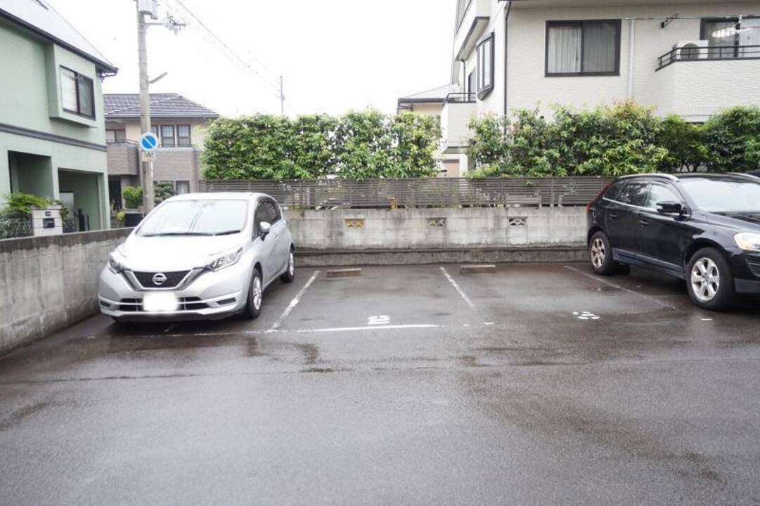 【松山市高砂町のマンションの駐車場】