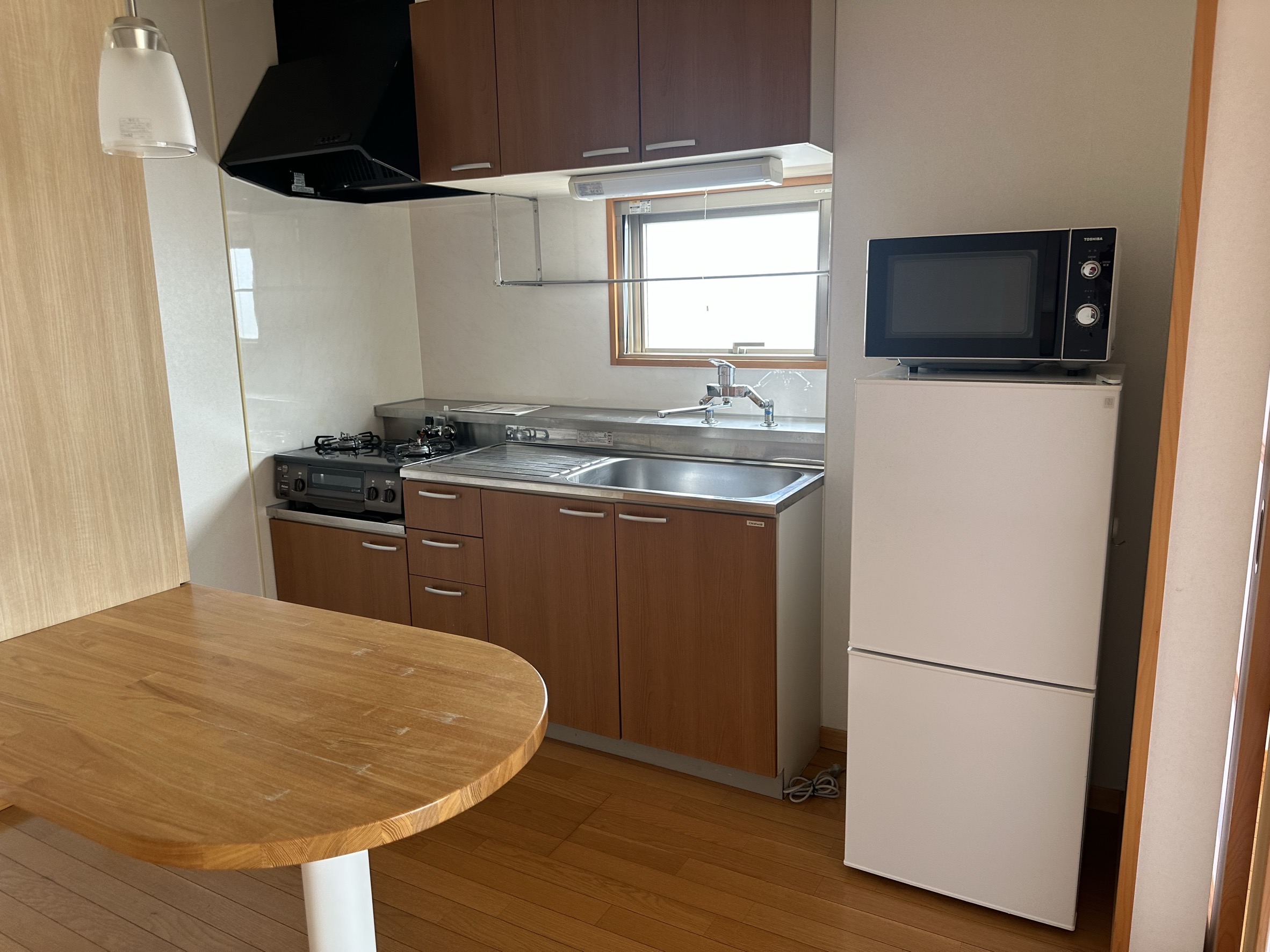 キッチン　コンロ、電子レンジ、冷蔵庫付き