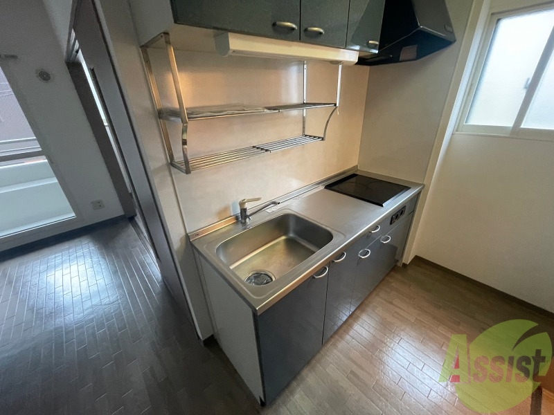 キッチン　キッチンの対面には冷蔵庫や、棚が置けるスペースがあります。