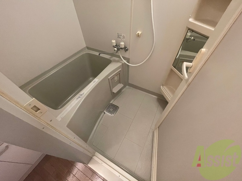 バス・シャワールーム　バスルームは狭すぎず、シャワーも浴びやすそうです。