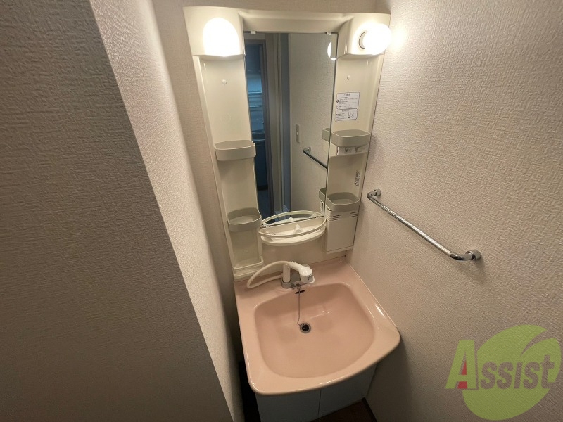 洗面設備　洗面台です。シンプルなつくりなので、お手入れしやすそうです。