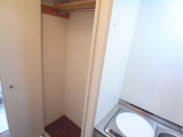 収納　服などを掛けれる収納です