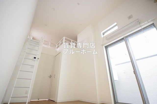 居室・リビング　天井の高い洋室です！