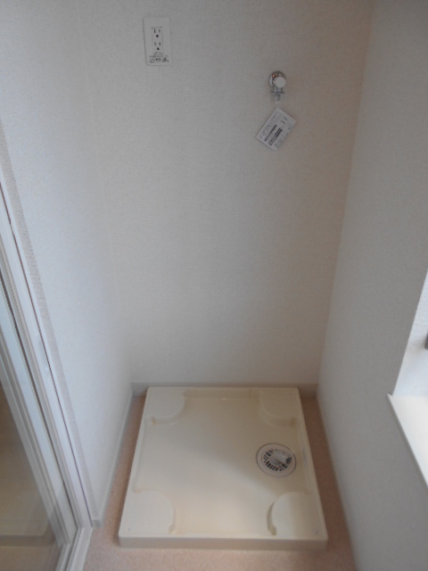 その他　屋内洗濯機置場（サンルーム内）完備