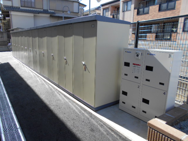 その他設備　屋外物置完備（冬用タイヤ等収納可能）・宅配ＢＯＸ完備