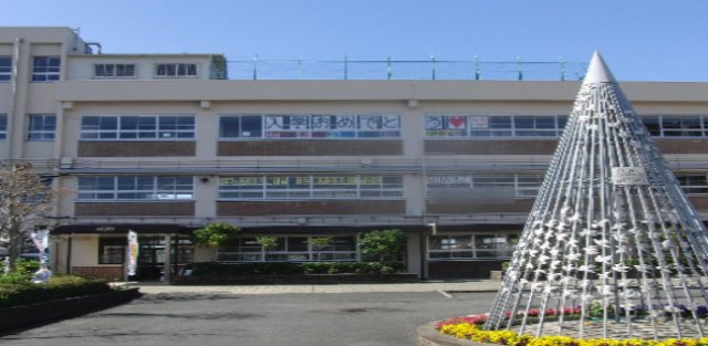 中学校　高槻市立第二中学校（中学校）まで741m