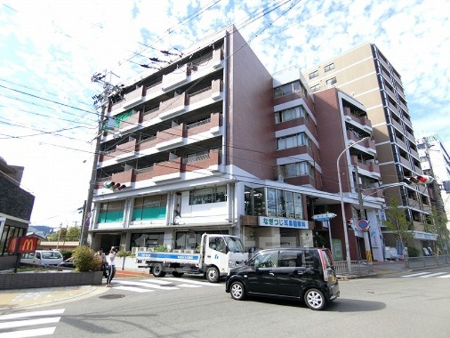 京都市山科区椥辻中在家町のマンションの建物外観