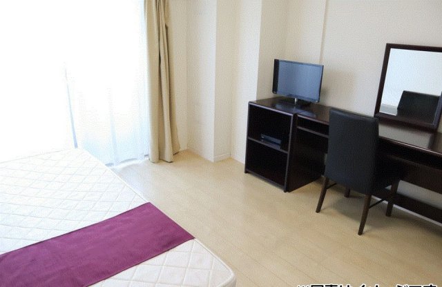 居室・リビング　ベッド、机椅子、テレビ、掃除など家具家電を賃料内で設置