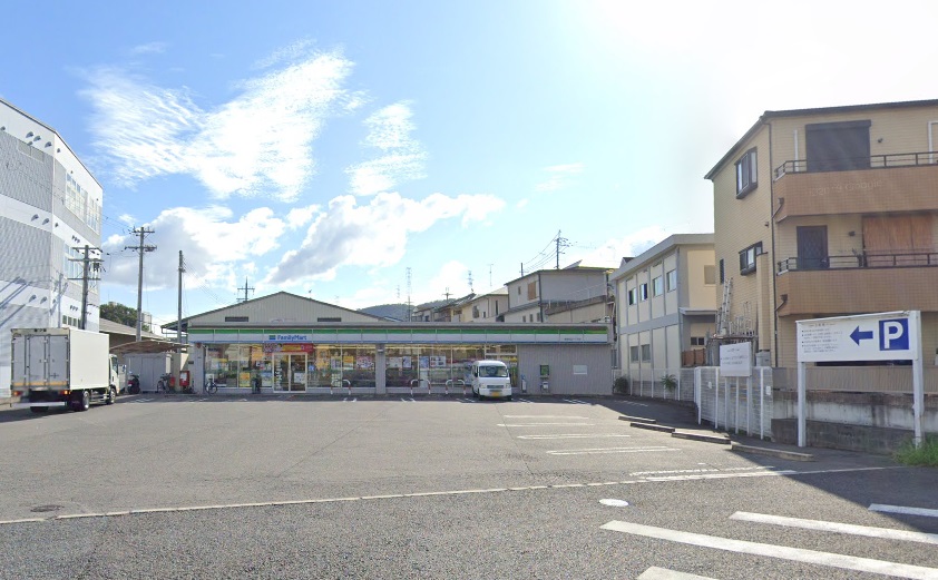 コンビニ　ファミリーマート柏原田辺一丁目店（コンビニ）まで450m