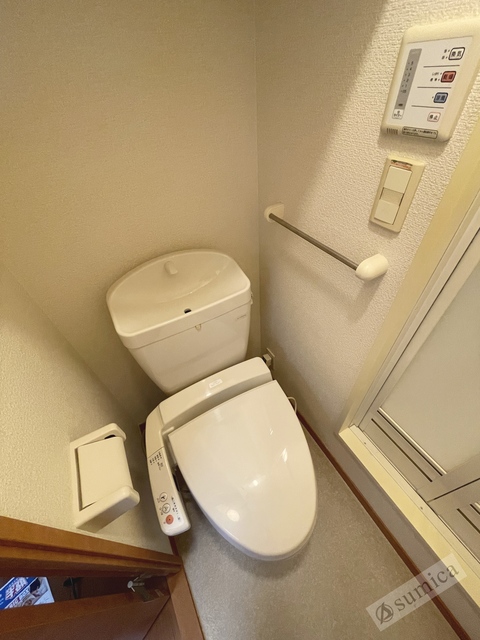 トイレ　人気アイテムの温水洗浄便座。清潔感のあるトイレです。