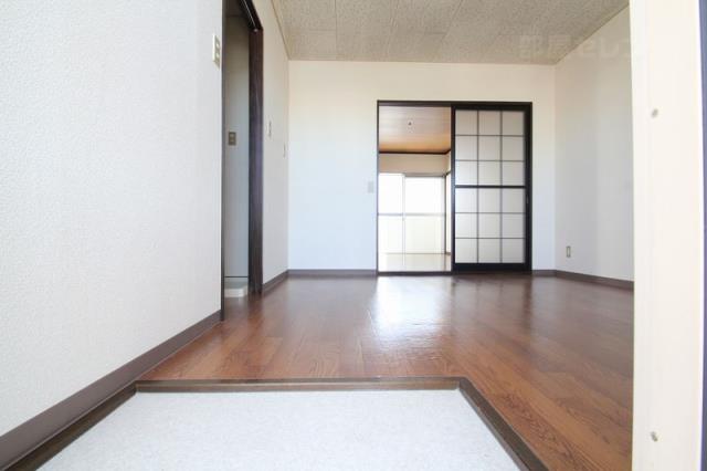 玄関　段差の少ない玄関です。