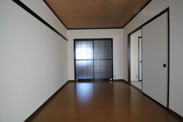 居室・リビング　キレイな洋室に変更されています。