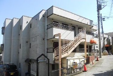 横浜市磯子区滝頭のマンションの建物外観