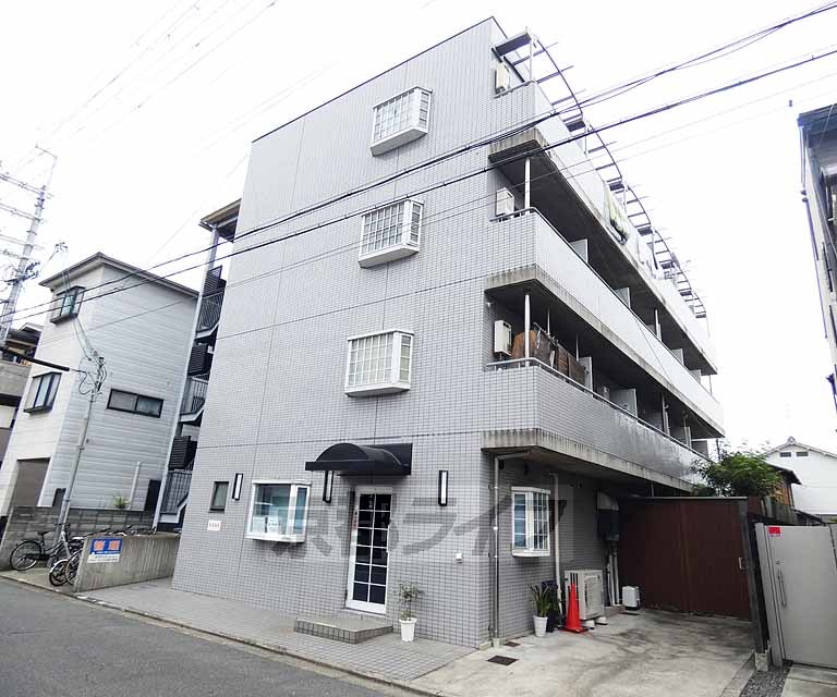 京都市右京区山ノ内西裏町のマンションの建物外観