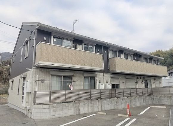 広島市西区己斐上のアパートの建物外観