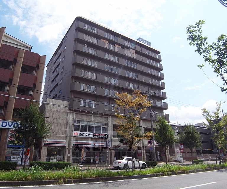 京都市中京区西ノ京東中合町のマンションの建物外観