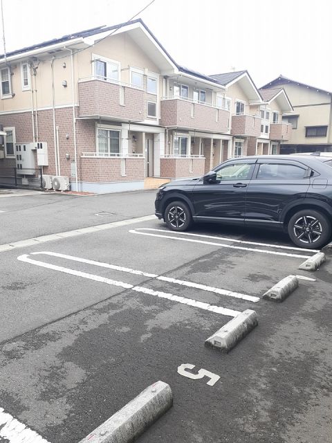 【福山市沖野上町のアパートの駐車場】