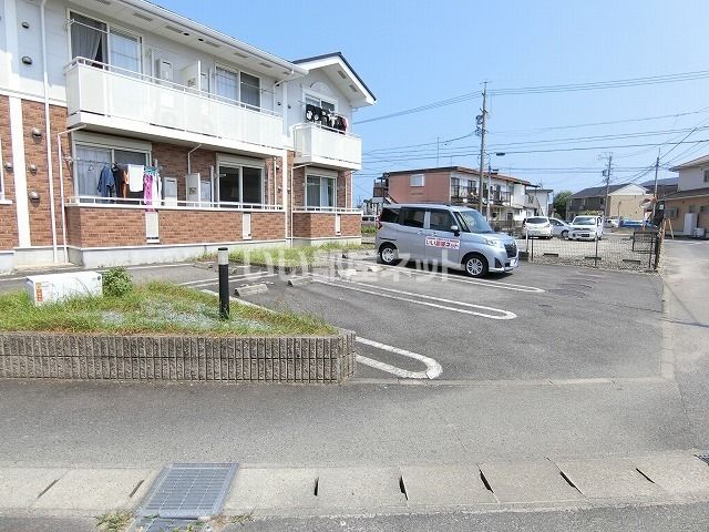 【津市栗真町屋町のアパートの駐車場】