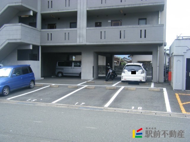 【リバティ館の駐車場】