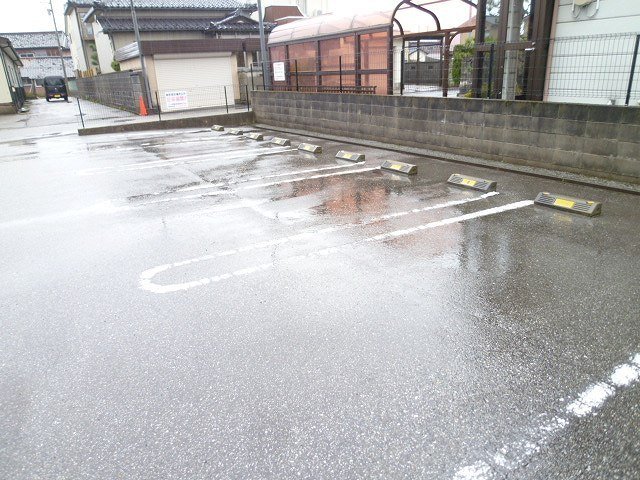 【高岡市伏木本町のアパートの駐車場】