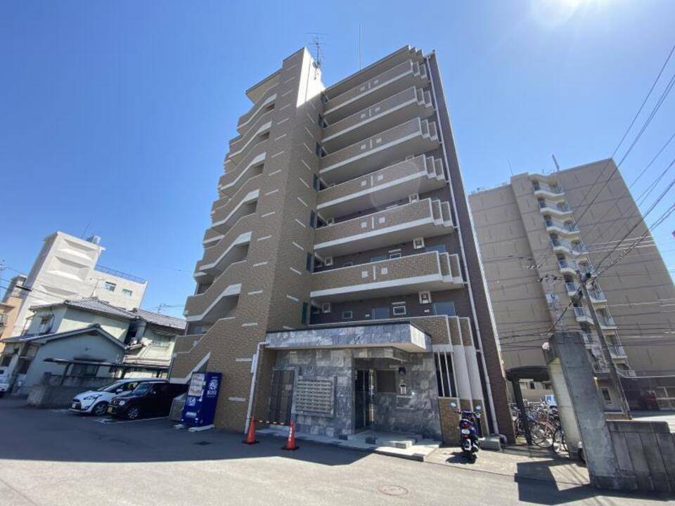 【松山市高砂町のマンションの建物外観】