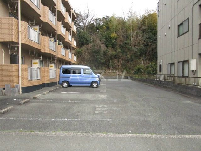 【磐田市岩井のマンションの駐車場】