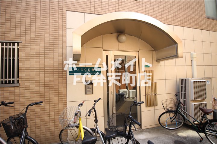 エントランス　落ち着いたエントランスです