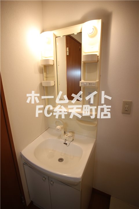 洗面設備　明るい洗面所です