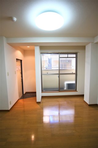 居室・リビング　こちらのリビングで趣味の時間をお楽しみください