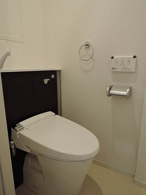 トイレ　温水洗浄便座です。