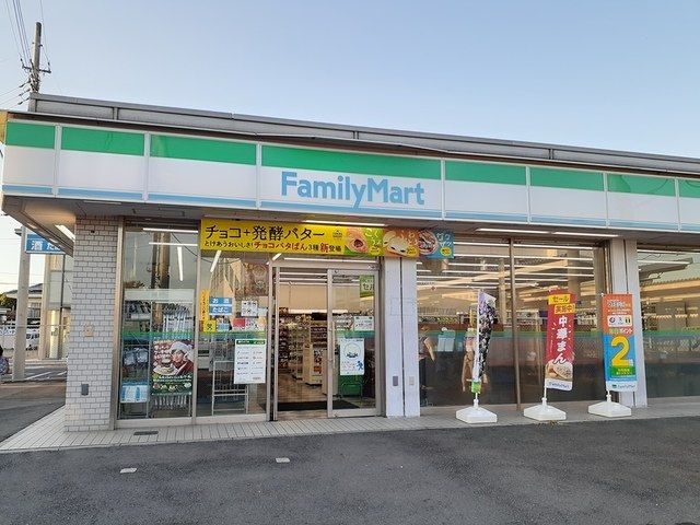 コンビニ　ファミリーマート（コンビニ）まで887m