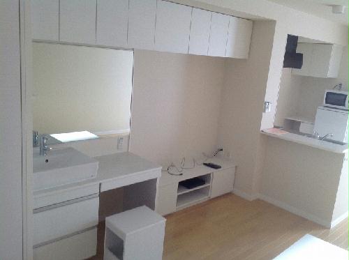 居室・リビング　たくさん収納でき　扉は耐震ラッチ付きです