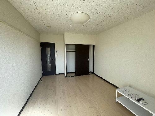 居室・リビング　備品や設備仕様は号室等により異なるため現地をご確認ください。