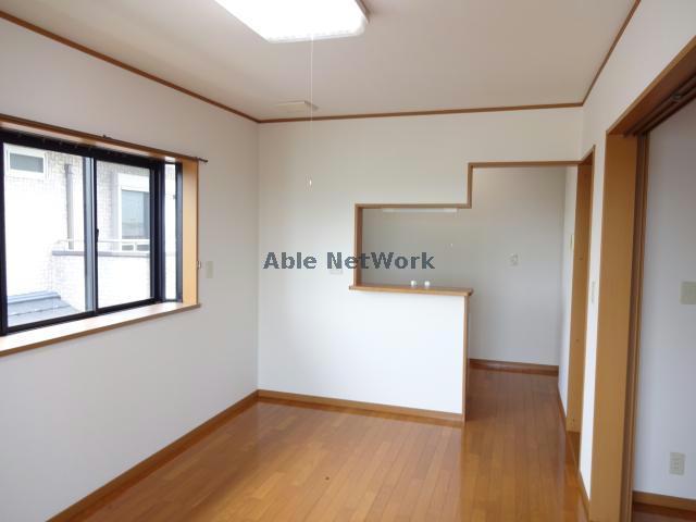 居室・リビング　出窓付きリビング！