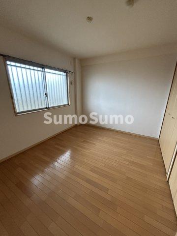 その他部屋・スペース　開放的な寝室です