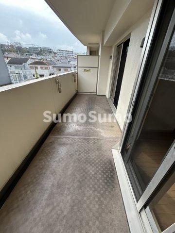 バルコニー　外からの目が気にならないバルコニーで洗濯物が干せます