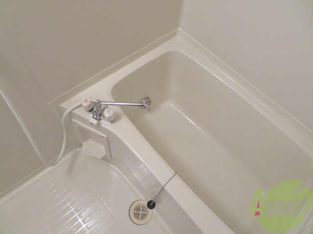 バス・シャワールーム　バスルームは狭すぎず、シャワーも浴びやすそうです。