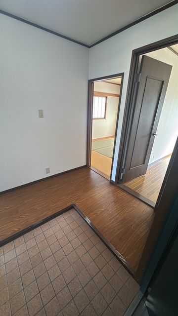 玄関　※補修前の参考画像の為、設備等は現況優先。