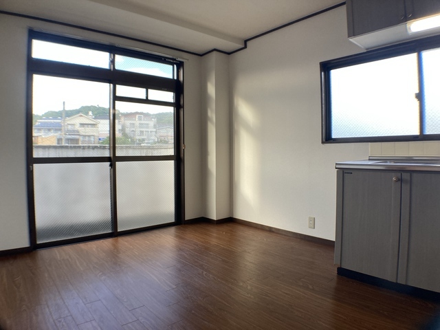 居室・リビング　※補修前の参考画像の為、設備等は現況優先。