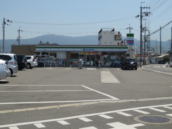 コンビニ　ファミリーマート（コンビニ）まで800m