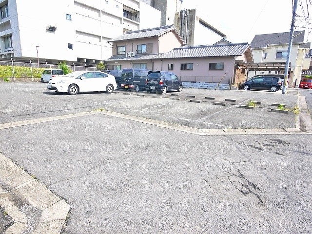 駐車場　駐車場があるので、車を買う予定の方も安心です