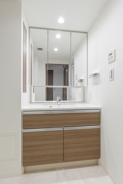 洗面設備　三面鏡付洗面化粧台