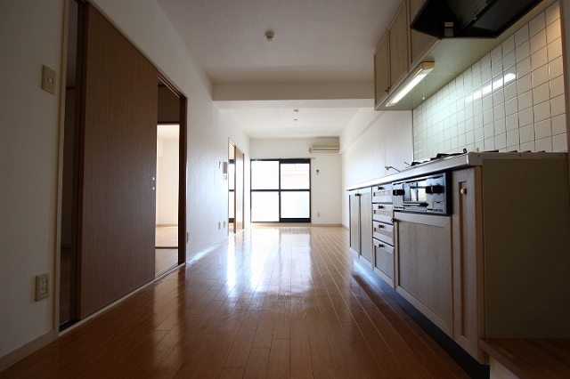 居室・リビング　同物件、別号室のものです。