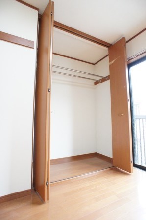 収納　パイプハンガーがあるので畳まず衣類を掛ける事ができます