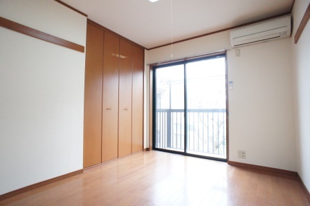 居室・リビング　エアコン付きなのでオールシーズン快適ライフ